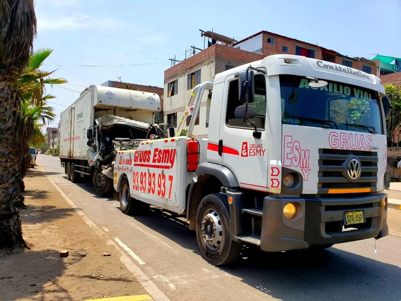 La empresa esmy gruas esta haciendo remolque de un camion pesado accidentado en la ciudad de ica